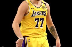 爱游戏平台 东契奇迎来五赛季高光表现，湖人球迷沸腾！