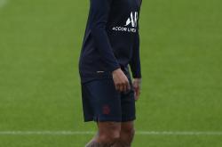 爱游戏下载 JackeyLove在巴黎圣日耳曼比赛中出色防守，回归赛场引发热议！