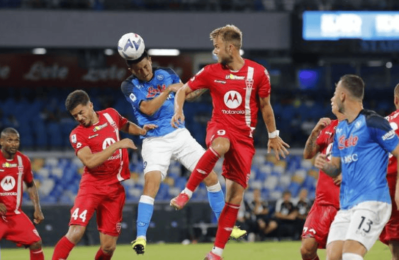 欧冠今晨再迎强敌，那不勒斯调整名单，主帅态度：话题不断，纪律约束更严格的简单介绍